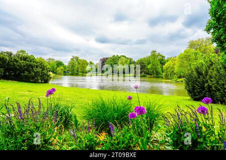 Vista del Maschteich con la natura circostante allo Stadtpark di Hannover. Foto Stock