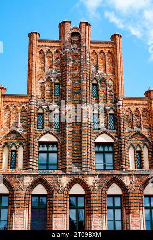 Facciata di un vecchio edificio a Greifswald. Architettura storica. Foto Stock