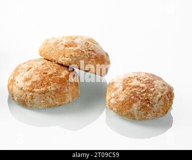 Panini dolci russi con pan di zenzero su sfondo bianco. Tre tipi di zenzero hanno un riflesso contrastante Foto Stock