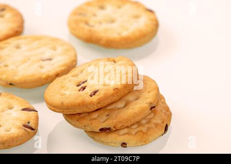 Un mazzo di biscotti al cumino si trova su uno sfondo bianco in primo piano. Foto Stock