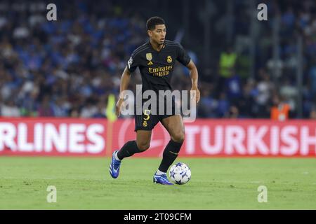 Il centrocampista inglese del Real Madrid Jude Bellingham controlla la palla durante la partita di Champions League tra SSC Napoli e Real Madrid allo stadio Diego Armando Maradona di Napoli, Italia meridionale, il 3 ottobre 2023. Foto Stock