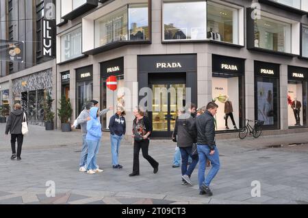 Copenhagen/Denmark/05 Ott. 2023/Prada store sulla strada della pepdestrain finanziaria stroeget nella capitale danese.. (Foto: Francis Joseph Dean/Dean Pictures) Foto Stock