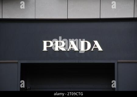 Copenhagen/Denmark/05 Ott. 2023/Prada store sulla strada della pepdestrain finanziaria stroeget nella capitale danese.. (Foto: Francis Joseph Dean/Dean Pictures) Foto Stock