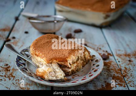 Tradizionale tiramisù italiano in polvere con cacao Foto Stock