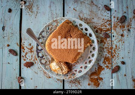 Tradizionale tiramisù italiano in polvere con cacao Foto Stock