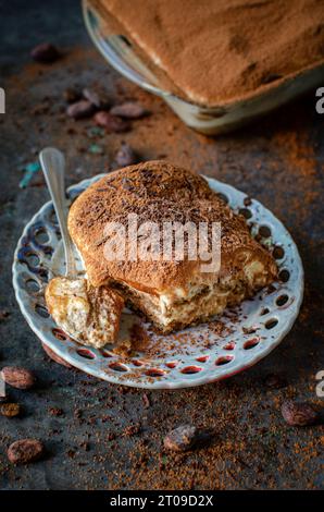 Tradizionale tiramisù italiano in polvere con cacao Foto Stock