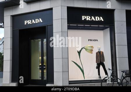 Copenhagen/Denmark/05 Ott. 2023/Prada store sulla strada del pepdestrain finanziario nella capitale danese. Foto.Francis Joseph Dean/Dean Pictures credito: Imago/Alamy Live News Foto Stock