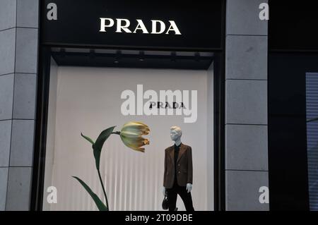 Copenhagen/Denmark/05 Ott. 2023/Prada store sulla strada del pepdestrain finanziario nella capitale danese. Foto.Francis Joseph Dean/Dean Pictures credito: Imago/Alamy Live News Foto Stock