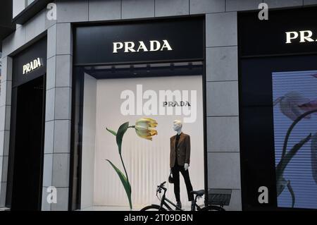 Copenhagen/Denmark/05 Ott. 2023/Prada store sulla strada del pepdestrain finanziario nella capitale danese. Foto.Francis Joseph Dean/Dean Pictures credito: Imago/Alamy Live News Foto Stock