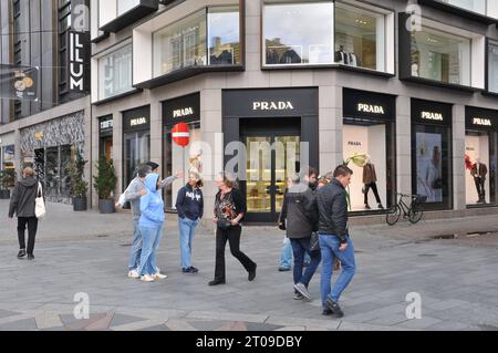 Copenhagen/Denmark/05 Ott. 2023/Prada store sulla strada del pepdestrain finanziario nella capitale danese. Foto.Francis Joseph Dean/Dean Pictures credito: Imago/Alamy Live News Foto Stock