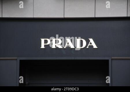 Copenhagen/Denmark/05 Ott. 2023/Prada store sulla strada del pepdestrain finanziario nella capitale danese. Foto.Francis Joseph Dean/Dean Pictures credito: Imago/Alamy Live News Foto Stock