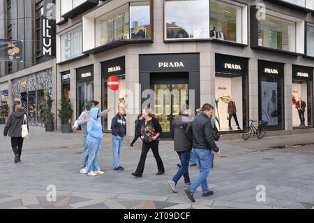 Copenhagen/Denmark/05 Ott. 2023/Prada store sulla strada del pepdestrain finanziario nella capitale danese. Foto.Francis Joseph Dean/Dean Pictures credito: Imago/Alamy Live News Foto Stock