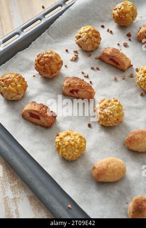 Alto angolo di pannellette dolci servite su un vassoio posto su un tavolo di legno Foto Stock