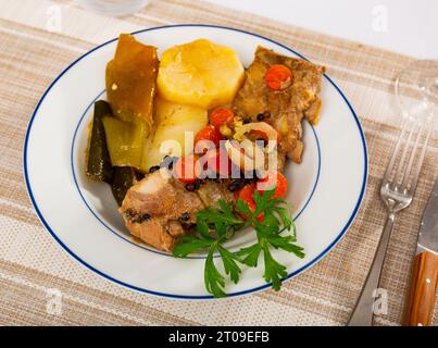 Porzione fresca di costolette guarnite con verdure Foto Stock