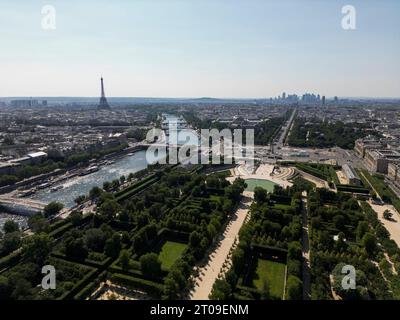 Vista mozzafiato dalla Torre Eiffel del centro di Parigi con edifici e il verde Champ de Mars contro il cielo blu senza nuvole Foto Stock