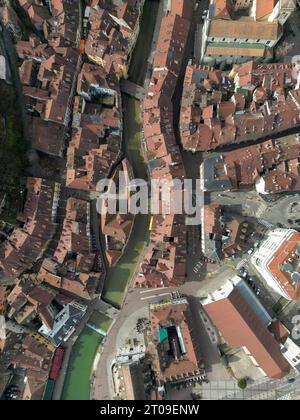 Vista aerea del Palais d Ille sul canale d'acqua nella città vecchia di Annecy, in piena luce del sole Foto Stock