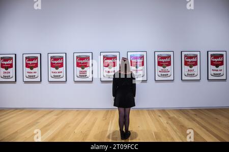 Dublino, Irlanda. 5 ottobre 2023. Campbell's Soup i Hugh Lane Gallery e Dublin City Council annunciano la più grande mostra irlandese di Andy Warhol, la prima ad essere aperta in 25 anni. Una mostra unica di 250 dipinti, stampe, fotografie, film e installazioni di Andy Warhol presso la Hugh Lane Gallery che mostra la straordinaria gamma di opere d'arte dell'artista prodotte in oltre quarant'anni. (6 ottobre 2023 - 28 gennaio 2024) crediti: Paul Quezada-Neiman/Alamy Live News Foto Stock