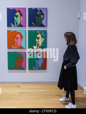 Dublino, Irlanda. 5 ottobre 2023. Self Portrait 1966 Hugh Lane Gallery e Dublin City Council annunciano la più grande mostra irlandese di Andy Warhol, la prima aperta in 25 anni. Una mostra unica di 250 dipinti, stampe, fotografie, film e installazioni di Andy Warhol presso la Hugh Lane Gallery che mostra la straordinaria gamma di opere d'arte dell'artista prodotte in oltre quarant'anni. (6 ottobre 2023 - 28 gennaio 2024) crediti: Paul Quezada-Neiman/Alamy Live News Foto Stock