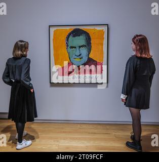 Dublino, Irlanda. 5 ottobre 2023. Votate McGovern, 1972Hugh Lane Gallery e il Consiglio comunale di Dublino annunciano la più grande mostra irlandese di Andy Warhol, la prima ad essere aperta in 25 anni. Una mostra unica di 250 dipinti, stampe, fotografie, film e installazioni di Andy Warhol presso la Hugh Lane Gallery che mostra la straordinaria gamma di opere d'arte dell'artista prodotte in oltre quarant'anni. (6 ottobre 2023 - 28 gennaio 2024) crediti: Paul Quezada-Neiman/Alamy Live News Foto Stock