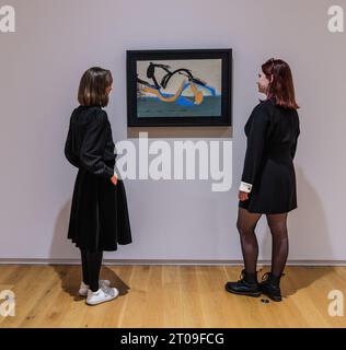 Dublino, Irlanda. 5 ottobre 2023. Mai prima sen in Public, Hammer and Sickle 1976, John B Ronan and Family .Hugh Lane Gallery e Dublin City Council annunciano la più grande mostra irlandese di Andy Warhol, la prima ad essere aperta in 25 anni. (6 ottobre 2023 - 28 gennaio 2024) crediti: Paul Quezada-Neiman/Alamy Live News Foto Stock