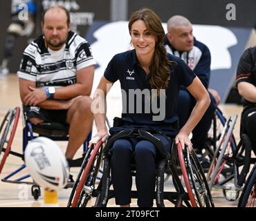 Hull, Regno Unito. 5 ottobre 2023. La principessa del Galles, patrona della Rugby Football League, visita Hull per prendere parte al Rugby League Inclusivity Day ospitato dalla Rugby Football League, dall'Hull FC e dall'Università di Hull. La Principessa si vede provare a giocare a rugby in sedia a rotelle, partecipando a una sessione di allenamento con i membri della squadra vincitrice della Coppa del mondo di rugby a rotelle dell'Inghilterra. Credito: Doug Peters/EMPICS/Alamy Live News Foto Stock