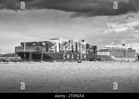 Foto in bianco e nero della nave container ultra grande CMA CGM Benjamin Franklin che passa attraverso il canale Deep Water al porto di Southampton, Regno Unito Foto Stock