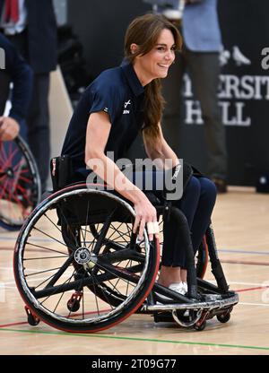 Hull, Regno Unito. 5 ottobre 2023. La principessa del Galles, patrona della Rugby Football League, visita Hull per prendere parte al Rugby League Inclusivity Day ospitato dalla Rugby Football League, dall'Hull FC e dall'Università di Hull. La Principessa si vede provare a giocare a rugby in sedia a rotelle, partecipando a una sessione di allenamento con i membri della squadra vincitrice della Coppa del mondo di rugby a rotelle dell'Inghilterra. Credito: Doug Peters/EMPICS/Alamy Live News Foto Stock