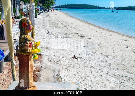 Paesaggio di mare, sabbia, santuario tradizionale a Chaweng Beach, Ko Samui, Thailandia Foto Stock