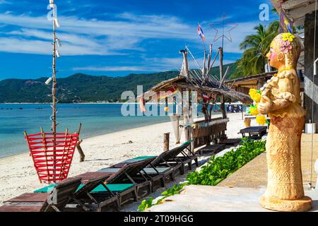 Paesaggio di mare, sabbia, santuario tradizionale a Chaweng Beach, Ko Samui, Thailandia Foto Stock