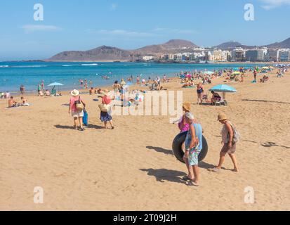 Gran Canaria, Isole Canarie, Spagna, 5 ottobre 2023. Un'altra giornata di brivido sulla spiaggia cittadina di Las Palmas, con temperature vicine ai 40 gradi registrati in alcune parti di Gran Canaria, mentre l'aria calda e polverosa soffia dall'Africa per un sesto giorno. Più di 2.000 persone sono state evacuate nella vicina Tenerife in quanto i venti caldi hanno riattivato il recente enorme incendio boschivo sull'isola. Crediti: Alan Dawson/Alamy Live News. Foto Stock