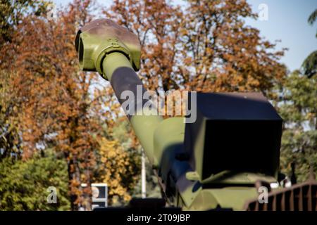 Artiglieria antitanica e obice anticraft di grande calibro, esposto alla fiera internazionale delle armi di Belgrado, Serbia Foto Stock