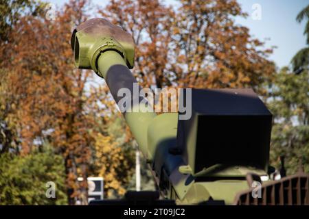 Artiglieria antitanica e obice anticraft di grande calibro, esposto alla fiera internazionale delle armi di Belgrado, Serbia Foto Stock