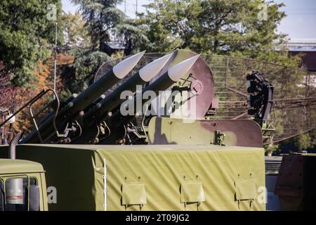 Proiettili anticarro guidati da GPS, esposti alla fiera militare di Belgrado, Serbia Foto Stock