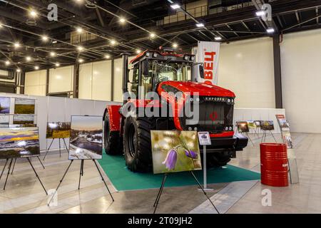 SAN PIETROBURGO, RUSSIA, 1 settembre 2023: Attrezzature per l'agricoltura, macchine presentate ad una fiera agricola. Trattori all'aperto. Foto Stock