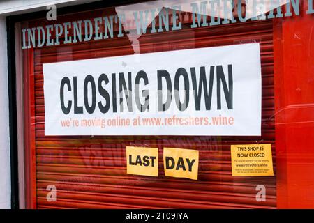Un segno su aggiorna la licenza a Shortlands, South London, dice che stanno chiudendo e spostando l'azienda online. Foto Stock