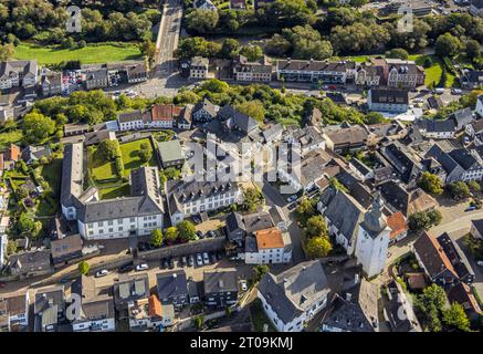 Luftbild, Altstadt, Altes Schloss und Stadtkapelle St Georg, Arnsberg, Sauerland, Nordrhein-Westfalen, Deutschland ACHTUNGxMINDESTHONORARx60xEURO *** Vista aerea, città vecchia, castello vecchio e cappella della città St Georg, Arnsberg, Sauerland, Renania settentrionale-Vestfalia, Germania ATTENTIONxMINESTHONORARx60xEURO credito: Imago/Alamy Live News Foto Stock