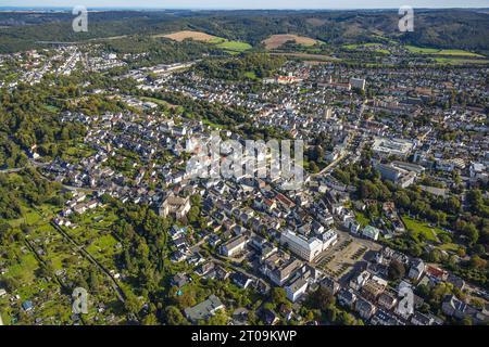 Luftbild, Altstadt, Altes Schloss und Stadtkapelle St Georg, Bezirksregierungsgebäude, Arnsberg, Sauerland, Nordrhein-Westfalen, Deutschland ACHTUNGxMINDESTHONORARx60xEURO *** Vista aerea, città vecchia, castello vecchio e cappella della città St Georg, edificio governativo distrettuale, Arnsberg, Sauerland, Renania settentrionale-Vestfalia, Germania ATTENTIONxMINESTHONORARx60xEURO credito: Imago/Alamy Live News Foto Stock