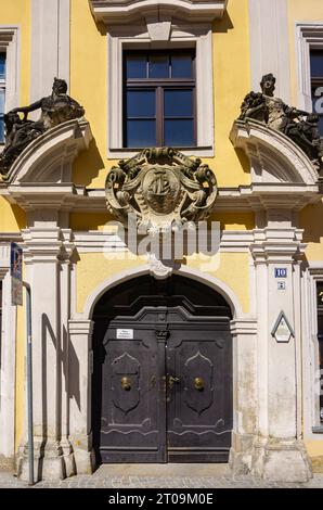 Portale barocco riccamente decorato in una casa residenziale, Lange Strasse No. 10 nel centro storico di Pirna, Svizzera sassone, Sassonia, Germania. Foto Stock