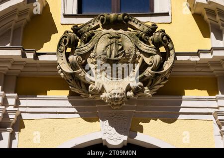 Portale barocco riccamente decorato in una casa residenziale, Lange Strasse No. 10 nel centro storico di Pirna, Svizzera sassone, Sassonia, Germania. Foto Stock