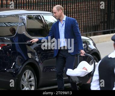 Londra, Regno Unito. 23 aprile 2018. Il principe William, duca di Cambridge, lascia l'ala Lindo con il figlio appena nato, il principe Luigi di Cambridge, al St Mary's Hospital di Londra, Inghilterra. (Foto di Fred Duval/SOPA Images/Sipa USA) credito: SIPA USA/Alamy Live News Foto Stock