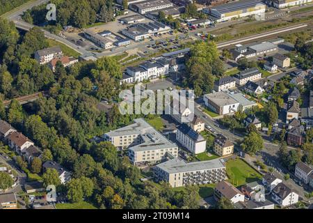 Luftbild, Bürgerzentrum Bahnhof Arnsberg, Seniorenresidenz Ruhrblick, TV Arnsberg SPORTbahnhof, evang. Martin-Luther-Kindergarten, Arnsberg, Sauerland, Nordrhein-Westfalen, Deutschland ACHTUNGxMINDESTHONORARx60xEURO *** Aerial View, Arnsberg train station civic centre, Ruhrblick senior citizens residence, TV Arnsberg SPORTbahnhof, evang Martin Luther kindergarten, Arnsberg, Sauerland, Sauerland, RxIENTINRATITA settentrionale, RATITA MINRATITA RATIREA, Germania Foto Stock