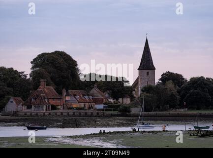 Villaggio Bosham all'alba Foto Stock