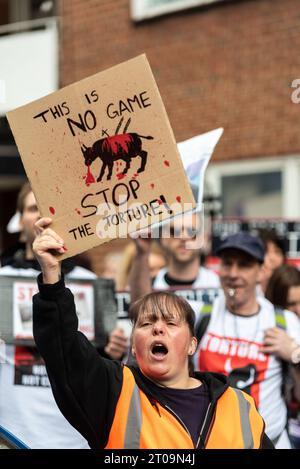 Una donna arrabbiata che protesta contro la corrida durante una marcia dimostrativa che si è conclusa fuori dall'ambasciata spagnola a Londra, nel Regno Unito Foto Stock