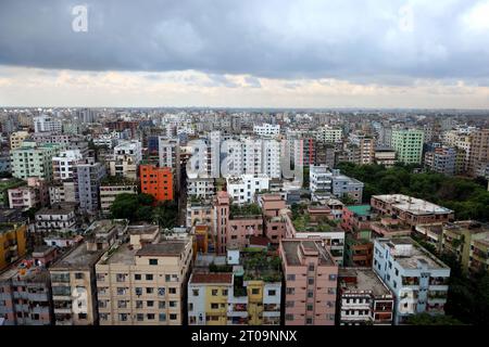 Dhaka, Dhaka, Bangladesh. 5 ottobre 2023. Dhaka, la capitale del Bangladesh, è la città più densamente popolata del mondo. ogni giorno vengono aggiunte 1 418 nuove persone, mentre già 44.500 vivono per chilometro quadrato. Per soddisfare le esigenze di vita di una popolazione così enorme, la città si è trasformata in una giungla di cemento. In questa città altamente inquinata, i bambini non hanno abbastanza parchi giochi e parchi per trascorrere del tempo. Una delle città "irvivibili" del mondo, questa città è anche considerata la città più lenta del mondo. La velocità media di Dhaka è di 4,8 km/h, che è inferiore alla sp Foto Stock