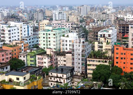 Dhaka, Dhaka, Bangladesh. 5 ottobre 2023. Dhaka, la capitale del Bangladesh, è la città più densamente popolata del mondo. ogni giorno vengono aggiunte 1 418 nuove persone, mentre già 44.500 vivono per chilometro quadrato. Per soddisfare le esigenze di vita di una popolazione così enorme, la città si è trasformata in una giungla di cemento. In questa città altamente inquinata, i bambini non hanno abbastanza parchi giochi e parchi per trascorrere del tempo. Una delle città "irvivibili" del mondo, questa città è anche considerata la città più lenta del mondo. La velocità media di Dhaka è di 4,8 km/h, che è inferiore alla sp Foto Stock