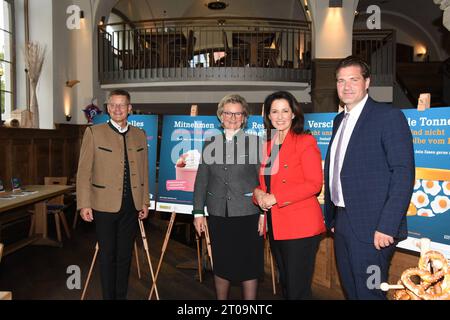 Juergen Lochbihler Wirt Angela Inselkammer DEHOGA Praesidentin Michaela Kaniber Landwirtschaftsministerin Dr Thomas Geppert DEHOGA Landesgeschaeftsfuehrer Muenchen 05.10.2023 Der Pschorr Gaststaette DEHOGA Diskussion -Lebensmittelverschwendung Muenchen *** Juergen Lochbihler Wirt Angela Inselkammer DEHOGA Presidente Michaela Kaniber Ministro dell'Agricoltura Dr Thomas Geppert DEHOGA State Managing Director Munich 05 10 2023 Der Pschorr Gaststaette DEHOGA Discussion Food Waste Munich Foto Stock