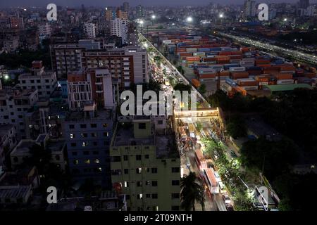 Dhaka, Dhaka, Bangladesh. 5 ottobre 2023. Dhaka, la capitale del Bangladesh, è la città più densamente popolata del mondo. ogni giorno vengono aggiunte 1 418 nuove persone, mentre già 44.500 vivono per chilometro quadrato. Per soddisfare le esigenze di vita di una popolazione così enorme, la città si è trasformata in una giungla di cemento. In questa città altamente inquinata, i bambini non hanno abbastanza parchi giochi e parchi per trascorrere del tempo. Una delle città "irvivibili" del mondo, questa città è anche considerata la città più lenta del mondo. La velocità media di Dhaka è di 4,8 km/h, che è inferiore alla sp Foto Stock