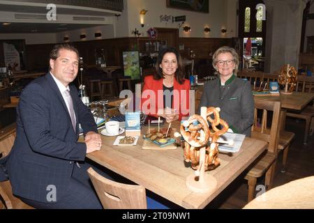 Dr Thomas Geppert DEHOGA Landesgeschaeftsfuehrer Michaela Kaniber Landwirtschaftsministerin Angela Inselkammer DEHOGA Praesidentin Muenchen 0510,2023 Der Pschorr Gaststaette DEHOGA Diskussion -Lebensmittelverschwendung Muenchen *** Dr discussione Thomas Geppert DEHOGA amministratore delegato dello Stato Michaela Kaniber Ministro dell'Agricoltura Monaco di Baviera Dastammer DEHOGA 0510 2023 Imago/Alamy Live News Foto Stock