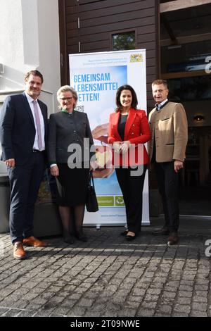 Dr Thomas Geppert DEHOGA Landesgeschaeftsfuehrer Angela Inselkammer DEHOGA Praesidentin Michaela Kaniber Landwirtschaftsministerin Juergen Lochbihler Wirt Muenchen 05.10.2023 Der Pschorr Gaststaette DEHOGA Diskussion -Lebensmittelverschwendung Bernd Lindenthale Muenchen *** Dr Thomas Gepmer Weftsgeschussion DH Wirt Wirt Wirt Hirt Hirt Wirt Hirt Hirt Wigerschageschageschageschadeskussion 2023 Dr Dr Dr Dr Gaststaette DEHOGA discussione rifiuti alimentari Bernd Lindenthale Monaco di Baviera credito: Imago/Alamy Live News Foto Stock