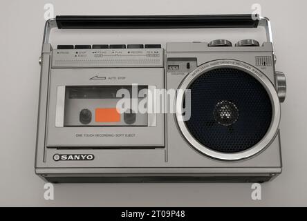 sanyo; cassetta; 70s; dispositivo musicale; lettore musicale 70s; cassetta; cassetta; cassetta radio Sanyo; cassetta radio vintage Foto Stock